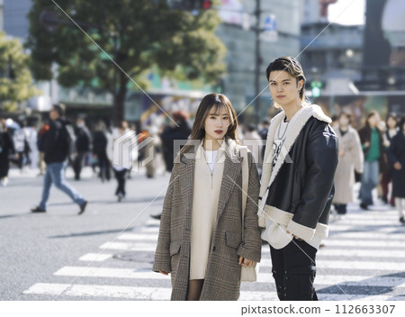 Men and women in their 20s looking at the camera 112663307