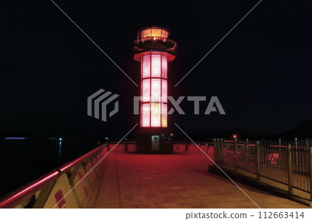 [Kagawa Prefecture] Takamatsu Port’s red lighthouse illuminated at night (Setoshirube) 112663414