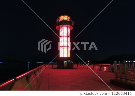 [香川縣]高松港的紅色燈塔在夜間點亮（瀨戶部） 112663415