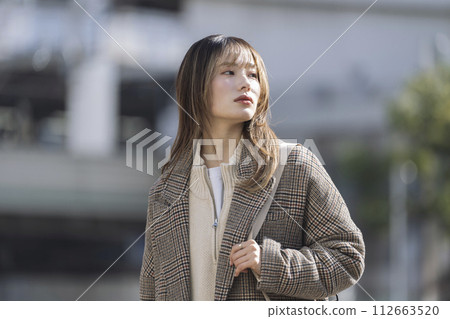 Women in their twenties walking in the city 112663520