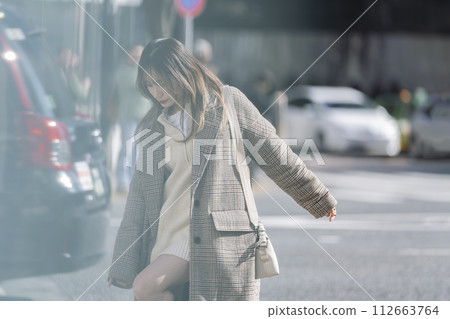 二十多歲的女人走在這座城市 112663764