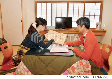 旅行計畫：在日式房間攤開地圖 112663819