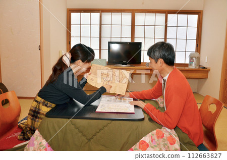 Travel planning: spread out the map in a Japanese-style room 112663827