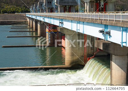 Image of a weir regulating river water flow [Bizen City, Okayama Prefecture] 112664705