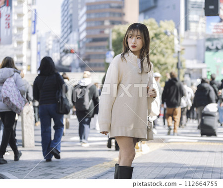 二十多歲的女人走在這座城市 112664755