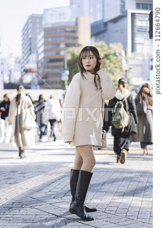 二十多歲的女人走在這座城市 二十多歲的女人走在這座城市 112664790