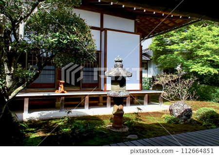 [Kyoto] Genkoan in spring - Window of enlightenment/Window of confusion seen from the opposite side 112664851