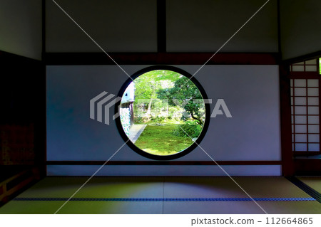 [Kyoto] Genkoan in spring, the window of enlightenment in the main hall (round window) 112664865