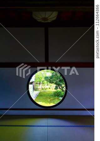 [Kyoto] Genkoan in spring, the window of enlightenment in the main hall (round window) 112664866
