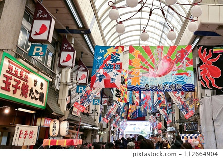 [Hyogo/Akashi] Uonotana Shopping Street. The shopping street was decorated with big catch flags, crowded with people, and the authentic Akashiyaki was delicious. 112664904