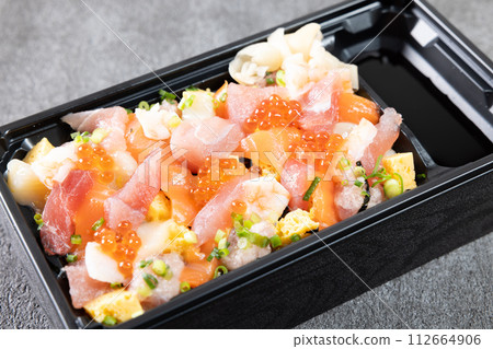 Chirashi sushi lunch box 112664906