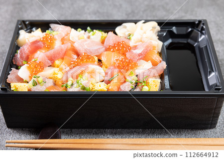 Chirashi sushi lunch box 112664912