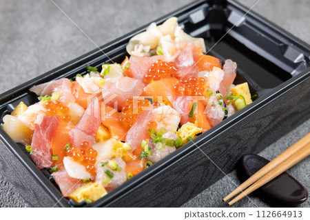 Chirashi sushi lunch box 112664913