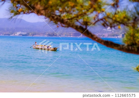 蔚藍的大海，小船劃過砲塔 112665575