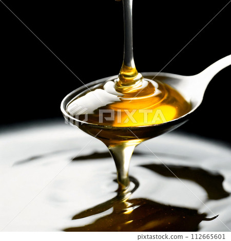 用湯匙舀出蜂蜜 112665601