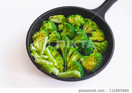 Broccoli arranged in a frying pan 112665668