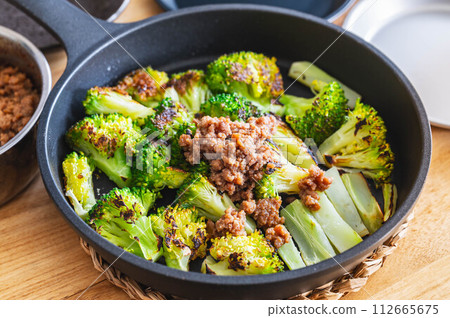 烤西蘭花配肉味噌 烤西蘭花配肉味噌 112665675