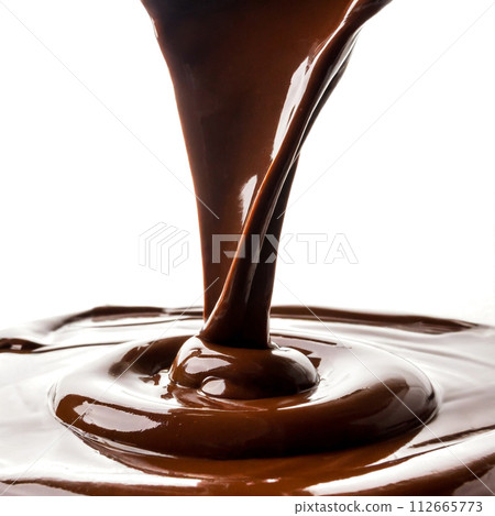 融化的巧克力在白色背景上流動 融化的巧克力在白色背景上流動 112665773