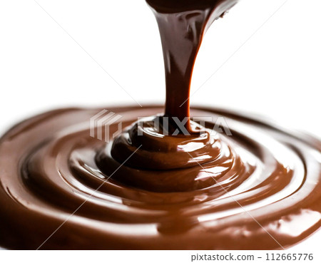 融化的巧克力在白色背景上流動 112665776