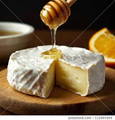 將蜂蜜倒在切好的卡芒貝爾起司上的那一刻 將蜂蜜倒在切好的卡芒貝爾起司上的那一刻 112665904