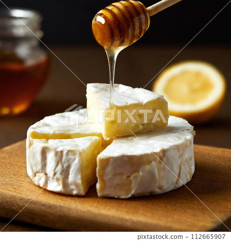 將蜂蜜倒在切好的卡芒貝爾起司上的那一刻 112665907
