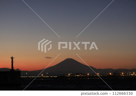 日落後的江之島與富士山風景 夜景 日落後的江之島與富士山風景 夜景 112666330