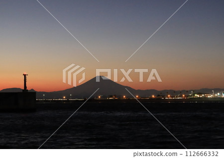日落後的江之島與富士山風景 夜景 日落後的江之島與富士山風景 夜景 112666332