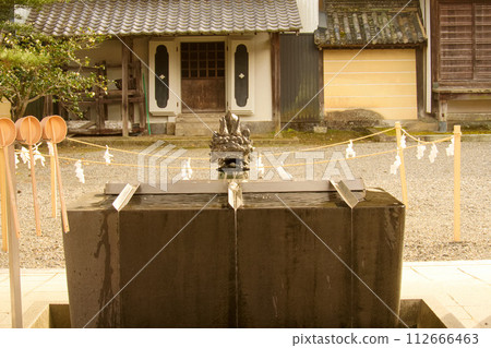 A water fountain flowing from a magnificent dragon 112666463