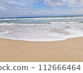 Waves to beat on the sandy beach 112666464