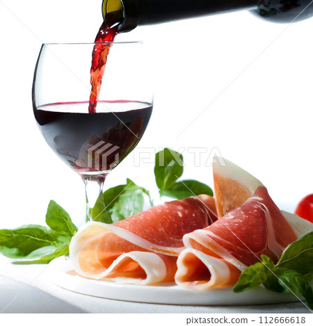 生火腿和紅酒倒入酒杯 112666618