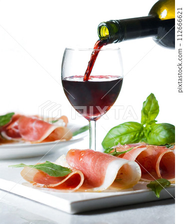 生火腿和紅酒倒入酒杯 112666621