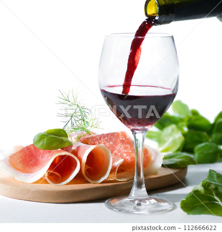 生火腿和紅酒倒入酒杯 112666622