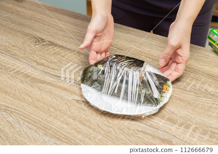 包裹壽司卷的女人的手 112666679