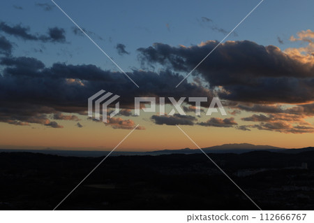 從秦野市高保山公園看到的山的傍晚輪廓 112666767