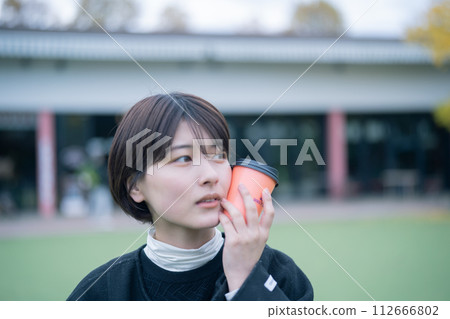 在戶外喝咖啡的女人 在戶外喝咖啡的女人 112666802