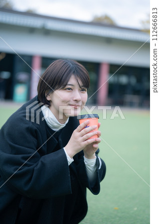 在戶外喝咖啡的女人 112666813