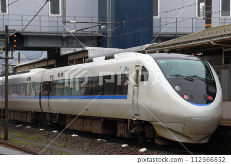 Hokuriku Main Line Limited Express Thunderbird (681 series new paint) stopping at Tsuruga Station Hokuriku Main Line Limited Express Thunderbird (681 series new paint) stopping at Tsuruga Station 112666852