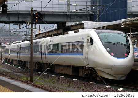 北陸本線特急雷鳥號（681係新漆）在敦賀站停靠 112666853