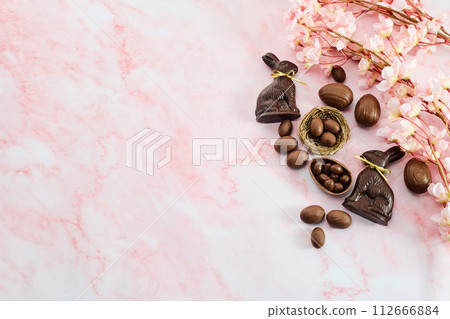 Chocolate easter eggs and bunnies on pink marble background 112666884