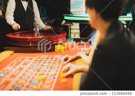 情侶在賭場約會 情侶在賭場約會 112666948