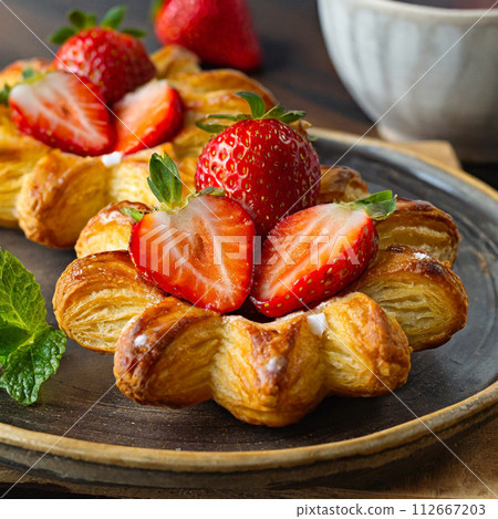 盤子裡的草莓丹麥菜 112667203