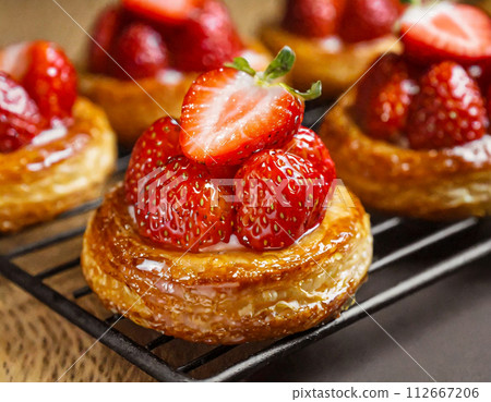 金屬架上的丹麥草莓 112667206