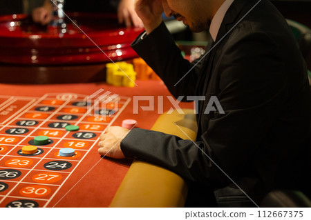 Man loses at roulette casino 112667375