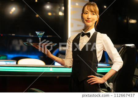 bartender woman bartender woman 112667437