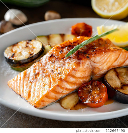 豪華餐盤，附炒鮭魚和烤蔬菜 112667490