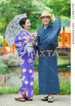 Middle-aged couple in yukata 112667749