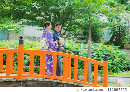穿著浴衣的中年夫婦 穿著浴衣的中年夫婦 112667755