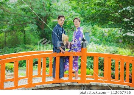 Middle-aged couple in yukata 112667756