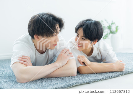 一對穿著休閒裝放鬆的情侶 112667813