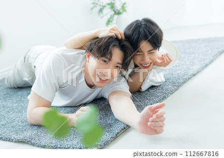 一對穿著休閒裝放鬆的情侶 一對穿著休閒裝放鬆的情侶 112667816